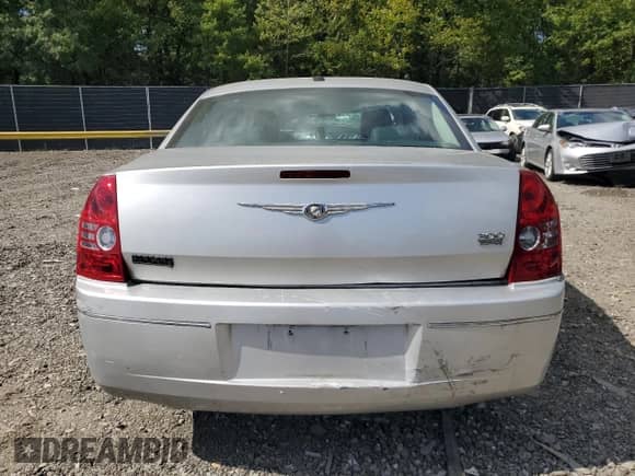 2010 Chrysler 300 Touring z VIN 2C3CA5CV0AH152067, wystawiony jako Copart lot #84941475 z przebiegiem 121 634 mil mil oraz Szkoda całkowita • Salvage title. Historia ofert i sprzedaży dostępna na DreamBid. Obrazek 6.