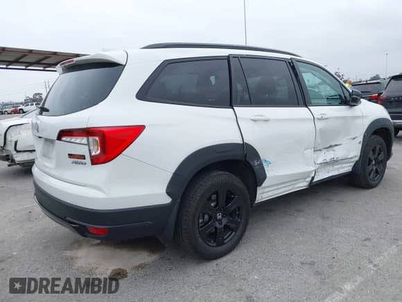 2022 Honda Pilot TrailSport with VIN 5FNYF6H8XNB082116, listed as a IAAI auction lot 42100968 with 31,697 mi miles and . Bid and sale history available at DreamBid. Image 4.