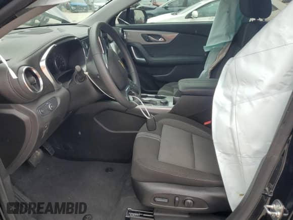 2024 Chevrolet Blazer LT z VIN 3GNKBCR42RS279216, wystawiony jako Copart lot #69890265 z przebiegiem 13 929 mil mil oraz Czysty tytuł • Clean title. Historia ofert i sprzedaży dostępna na DreamBid. Obrazek 7.