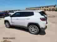 2023 Jeep Compass Latitude Lux z VIN 3C4NJDFN5PT508457, wystawiony jako Copart lot #63690655 z przebiegiem 25 297 mil mil oraz Szkoda całkowita • Salvage title. Historia ofert i sprzedaży dostępna na DreamBid. Obrazek 2.