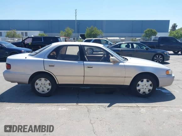 1995 Toyota Camry LE z VIN 4T1GK12E0SU860849, wystawiony jako IAAI lot #42358373 z przebiegiem 162 463 mil mil oraz . Historia ofert i sprzedaży dostępna na DreamBid. Obrazek 13.