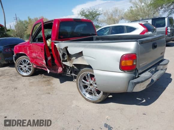 2005 GMC Sierra 1500 Work Truck z VIN 1GTEC14XX5Z187194, wystawiony jako IAAI lot #42644156 z przebiegiem 213 308 mil mil oraz . Historia ofert i sprzedaży dostępna na DreamBid. Obrazek 3.