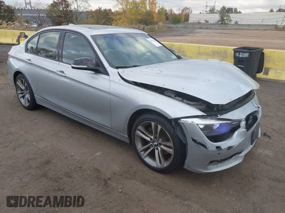 2014 BMW 3 Series 328i xDrive z VIN WBA3B5C58EF959174, wystawiony jako IAAI lot #43572143 z przebiegiem 129 760 mil mil oraz . Historia ofert i sprzedaży dostępna na DreamBid. Obrazek 1.