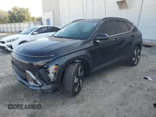 2024 Hyundai Kona Limited z VIN KM8HE3A36RU114620, wystawiony jako Copart lot #75341884 z przebiegiem 8 561 mil mil oraz Nie do naprawy • Non repairable. Historia ofert i sprzedaży dostępna na DreamBid. Obrazek 1.