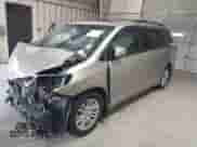 2015 Toyota Sienna XLE z VIN 5TDYK3DC1FS642817, wystawiony jako IAAI lot #42564358 z przebiegiem 93 145 mil mil oraz . Historia ofert i sprzedaży dostępna na DreamBid. Obrazek 17.