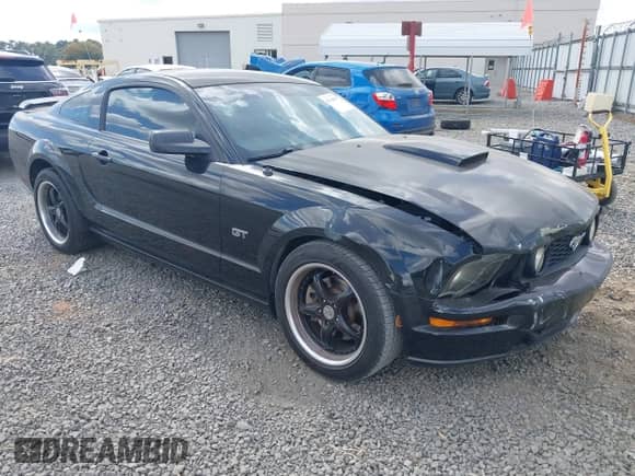 2007 Ford Mustang GT Deluxe z VIN 1ZVHT82H675250977, wystawiony jako IAAI lot #43314696 z przebiegiem 152 490 mil mil oraz . Historia ofert i sprzedaży dostępna na DreamBid. Obrazek 1.