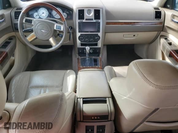 2008 Chrysler 300 C Hemi z VIN 2C3LA63H78H165909, wystawiony jako Copart lot #67643935 z przebiegiem 110 404 mil mil oraz Czysty tytuł • Clean title. Historia ofert i sprzedaży dostępna na DreamBid. Obrazek 8.