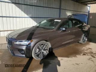 2024 Volvo S60 Core Dark Theme z VIN 7JRL12FK8RG294428, wystawiony jako Copart lot #86885625 z przebiegiem 51 354 mil mil oraz Czysty tytuł • Clean title. Historia ofert i sprzedaży dostępna na DreamBid. Obrazek 1.