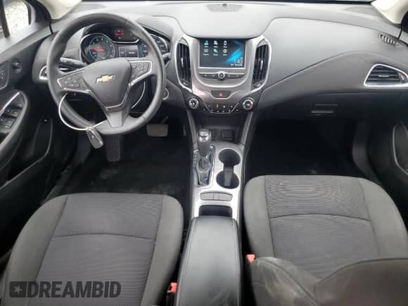 2017 Chevrolet Cruze LT z VIN 1G1BE5SMXH7148417, wystawiony jako Copart lot #81035235 z przebiegiem 76 781 mil mil oraz Szkoda całkowita • Salvage title. Historia ofert i sprzedaży dostępna na DreamBid. Obrazek 8.