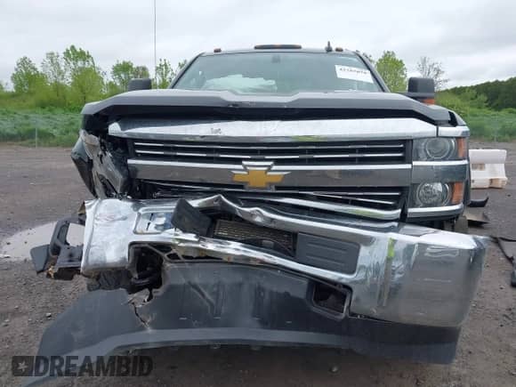 2015 Chevrolet Silverado 2500HD Work Truck z VIN 1GC1KUEG5FF607254, wystawiony jako IAAI lot #42287674 z przebiegiem 105 845 mil mil oraz . Historia ofert i sprzedaży dostępna na DreamBid. Obrazek 13.