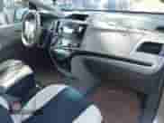 2012 Toyota Sienna z VIN 5TDZK3DCXCS196344, wystawiony jako IAAI lot #43257720 z przebiegiem 209 133 mil mil oraz . Historia ofert i sprzedaży dostępna na DreamBid. Obrazek 5.