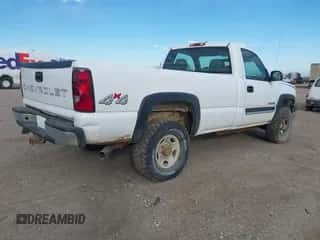 2005 Chevrolet Silverado 2500HD Work Truck z VIN 1GCHK24U95E139298, wystawiony jako IAAI lot #43432101 z przebiegiem 85 773 mil mil oraz . Historia ofert i sprzedaży dostępna na DreamBid. Obrazek 4.