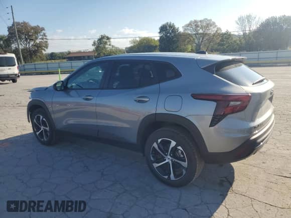 2025 Chevrolet Trax 1RS с VIN KL77LGEP4SC199024, выставлен на аукционе Copart как лот 81872495 с пробегом 3 015 миль миль и Списание • Salvage title. История ставок и продаж доступна на DreamBid. Изображение 2.