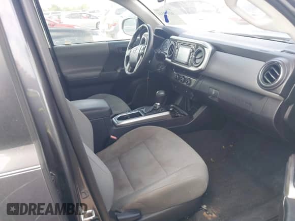 2017 Toyota Tacoma SR5 z VIN 5TFAZ5CN9HX050378, wystawiony jako IAAI lot #42942344 z przebiegiem 158 431 mil mil oraz . Historia ofert i sprzedaży dostępna na DreamBid. Obrazek 5.
