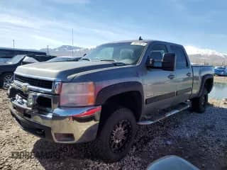 2007 Chevrolet Silverado 2500HD 2LT z VIN 1GCHK23K77F527420, wystawiony jako Copart lot #48525815 z przebiegiem 253 826 mil mil oraz Czysty tytuł • Clean title. Historia ofert i sprzedaży dostępna na DreamBid. Obrazek 1.