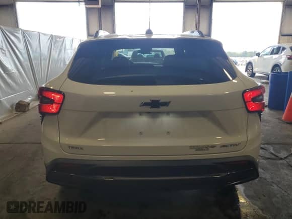 2025 Chevrolet Trax ACTIV z VIN KL77LKEP6SC104269, wystawiony jako Copart lot #71298825 z przebiegiem 4 877 mil mil oraz Szkoda całkowita • Salvage title. Historia ofert i sprzedaży dostępna na DreamBid. Obrazek 6.