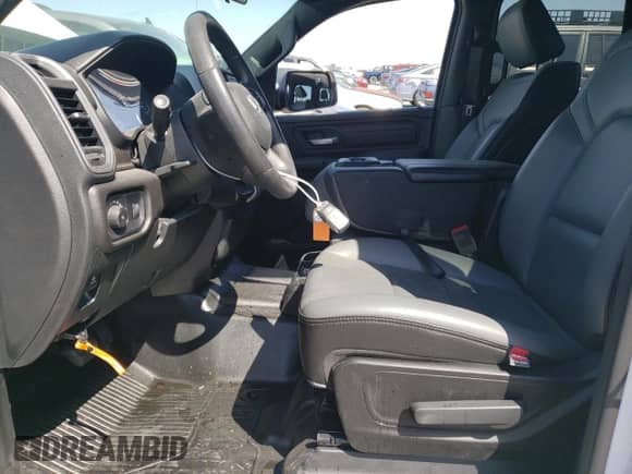 2024 Ram 1500 Tradesman z VIN 1C6SRECG3RN194874, wystawiony jako Copart lot #69112194 z przebiegiem 6 304 mil mil oraz Szkoda całkowita • Salvage title. Historia ofert i sprzedaży dostępna na DreamBid. Obrazek 7.