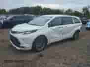 2023 Toyota Sienna XLE z VIN 5TDYRKEC5PS141080, wystawiony jako Copart lot #80446075 z przebiegiem 84 702 mil mil oraz Szkoda całkowita • Salvage title. Historia ofert i sprzedaży dostępna na DreamBid. Obrazek 1.