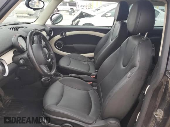 2013 MINI Hardtop с VIN WMWSU3C58DT685551, выставлен на аукционе Copart как лот 56548975 с пробегом Не указан миль и Списание • Salvage title. История ставок и продаж доступна на DreamBid. Изображение 7.
