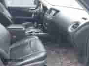 2013 Nissan Pathfinder SV z VIN 5N1AR2MM0DC677990, wystawiony jako IAAI lot #42528151 z przebiegiem 139 062 mil mil oraz . Historia ofert i sprzedaży dostępna na DreamBid. Obrazek 5.