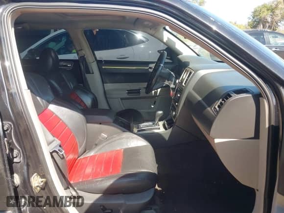 2006 Chrysler 300 C SRT-8 с VIN 2C3KA73W56H332748, выставлен на аукционе IAAI как лот 43292460 с пробегом 168 014 миль миль и . История ставок и продаж доступна на DreamBid. Изображение 5.