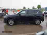 2023 Mazda CX-5 S Carbon Edition z VIN JM3KFBCM3P0126856, wystawiony jako IAAI lot #42020069 z przebiegiem 9 728 mil mil oraz . Historia ofert i sprzedaży dostępna na DreamBid. Obrazek 14.