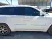 2017 Jeep Grand Cherokee SRT z VIN 1C4RJFDJ0HC699537, wystawiony jako IAAI lot #41781500 z przebiegiem 105 640 mil mil oraz . Historia ofert i sprzedaży dostępna na DreamBid. Obrazek 13.