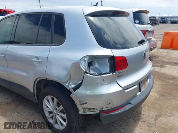 2017 Volkswagen Tiguan S с VIN WVGBV7AX6HK051108, выставлен на аукционе IAAI как лот 42451827 с пробегом 58 462 миль миль и . История ставок и продаж доступна на DreamBid. Изображение 6.