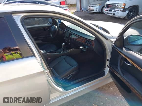 2007 BMW 3 Series 328i z VIN WBAVC53527FZ75041, wystawiony jako IAAI lot #43240788 z przebiegiem 165 460 mil mil oraz . Historia ofert i sprzedaży dostępna na DreamBid. Obrazek 5.