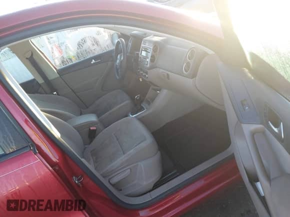 2011 Volkswagen Tiguan S с VIN WVGBV7AX8BW001617, выставлен на аукционе IAAI как лот 43566806 с пробегом 157 047 миль миль и . История ставок и продаж доступна на DreamBid. Изображение 5.