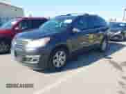 2015 Chevrolet Traverse LT z VIN 1GNKRHKD8FJ168217, wystawiony jako IAAI lot #43575623 z przebiegiem 215 964 mil mil oraz . Historia ofert i sprzedaży dostępna na DreamBid. Obrazek 2.