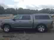 2013 Ram 1500 Sport z VIN 1C6RR7MT1DS703361, wystawiony jako IAAI lot #42971999 z przebiegiem 206 743 mil mil oraz . Historia ofert i sprzedaży dostępna na DreamBid. Obrazek 14.