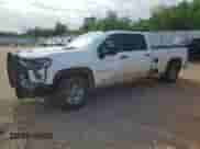 2023 Chevrolet Silverado 2500HD Work Truck z VIN 1GC1YLE70PF192757, wystawiony jako Copart lot #55618945 z przebiegiem 78 178 mil mil oraz Czysty tytuł • Clean title. Historia ofert i sprzedaży dostępna na DreamBid. Obrazek 1.