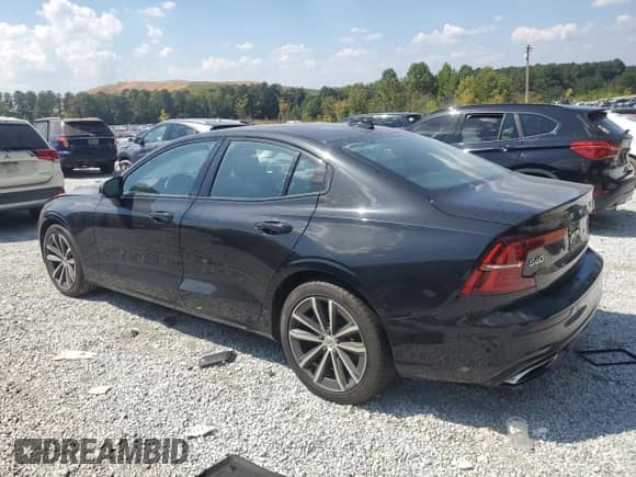 2022 Volvo S60 Momentum z VIN 7JRL12TZ8NG189657, wystawiony jako Copart lot #81425085 z przebiegiem Nie podano mil oraz Czysty tytuł • Clean title. Historia ofert i sprzedaży dostępna na DreamBid. Obrazek 2.