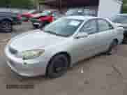 2005 Toyota Camry STD z VIN 4T1BE32K25U977288, wystawiony jako IAAI lot #43267344 z przebiegiem 265 706 mil mil oraz . Historia ofert i sprzedaży dostępna na DreamBid. Obrazek 17.