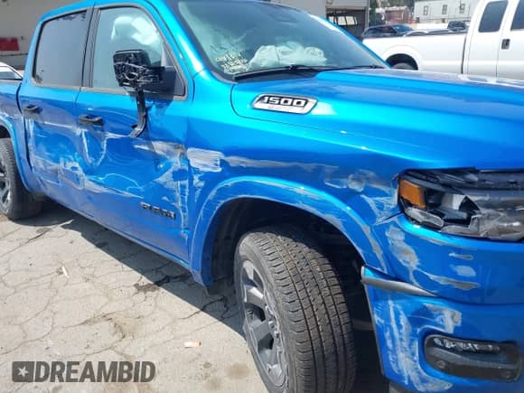 2025 Ram 1500 Big Horn с VIN 1C6RREFP0SN647137, выставлен на аукционе IAAI как лот 42179912 с пробегом 738 миль миль и . История ставок и продаж доступна на DreamBid. Изображение 20.