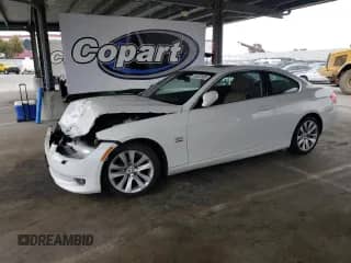 2012 BMW 3 Series 328i xDrive с VIN WBAKF3C59CE974368, выставлен на аукционе Copart как лот 58623955 с пробегом 85 427 миль миль и Чистый • Clean title. История ставок и продаж доступна на DreamBid. Изображение 1.