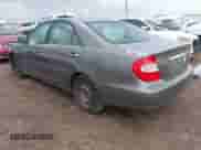 2003 Toyota Camry LE z VIN 4T1BE32K03U720501, wystawiony jako IAAI lot #43427722 z przebiegiem 286 385 mil mil oraz . Historia ofert i sprzedaży dostępna na DreamBid. Obrazek 3.