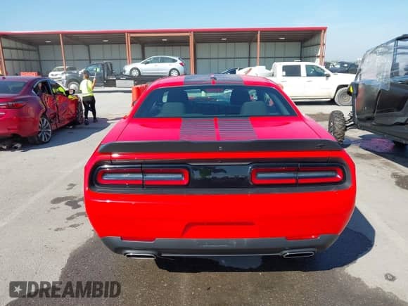 2021 Dodge Challenger SXT z VIN 2C3CDZGG0MH614366, wystawiony jako IAAI lot #43228762 z przebiegiem 47 728 mil mil oraz . Historia ofert i sprzedaży dostępna na DreamBid. Obrazek 17.