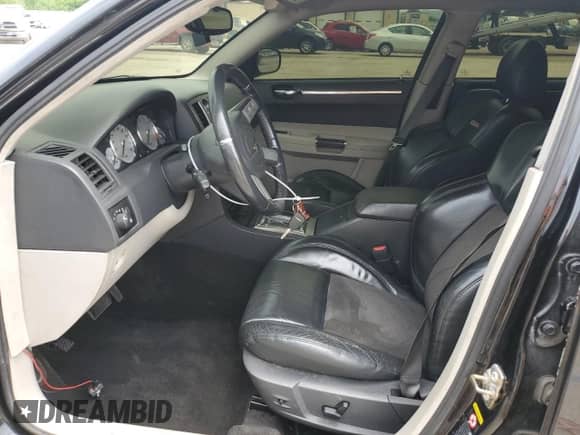 2006 Chrysler 300 C SRT-8 z VIN 2C3LA73W76H102777, wystawiony jako Copart lot #60065925 z przebiegiem 97 765 mil mil oraz Szkoda całkowita • Salvage title. Historia ofert i sprzedaży dostępna na DreamBid. Obrazek 7.