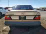 1986 Mercedes-Benz 300 E z VIN WDBEA30D5GA179467, wystawiony jako Copart lot #77548064 z przebiegiem 149 840 mil mil oraz Szkoda całkowita • Salvage title. Historia ofert i sprzedaży dostępna na DreamBid. Obrazek 6.