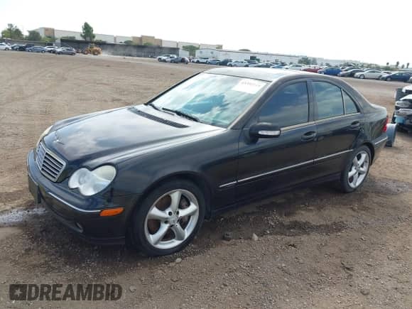 2004 Mercedes-Benz C 230 Kompressor z VIN WDBRF40J84A643409, wystawiony jako IAAI lot #43352118 z przebiegiem 107 232 mil mil oraz . Historia ofert i sprzedaży dostępna na DreamBid. Obrazek 2.