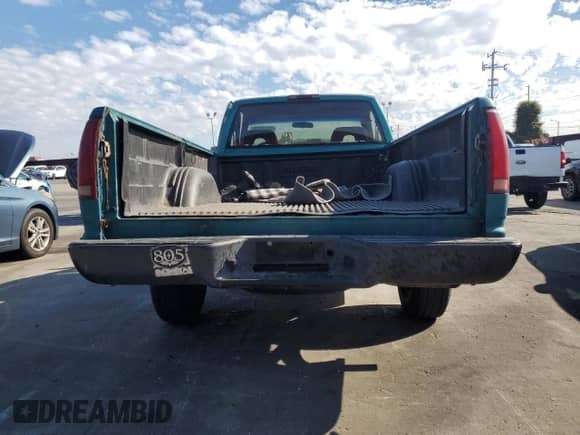 1994 GMC Sierra 1500 z VIN 1GTEC14Z4RZ523395, wystawiony jako Copart lot #83845725 z przebiegiem 322 231 mil mil oraz Szkoda całkowita • Salvage title. Historia ofert i sprzedaży dostępna na DreamBid. Obrazek 6.