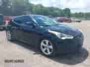 2013 Hyundai Veloster w/Black Int z VIN KMHTC6AD0DU149768, wystawiony jako IAAI lot #43000053 z przebiegiem 149 223 mil mil oraz . Historia ofert i sprzedaży dostępna na DreamBid. Obrazek 1.