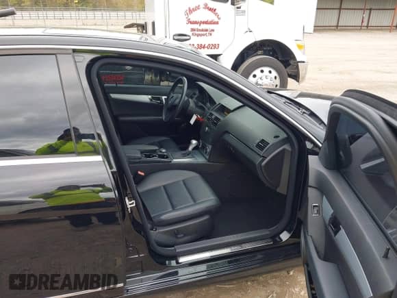 2009 Mercedes-Benz C 300 Sport z VIN WDDGF81X09R045624, wystawiony jako IAAI lot #43385057 z przebiegiem 94 917 mil mil oraz . Historia ofert i sprzedaży dostępna na DreamBid. Obrazek 5.