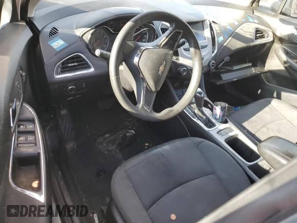 2017 Chevrolet Cruze LS z VIN 1G1BC5SM3H7175903, wystawiony jako Copart lot #90837485 z przebiegiem Nie podano mil oraz Szkoda całkowita • Salvage title. Historia ofert i sprzedaży dostępna na DreamBid. Obrazek 8.