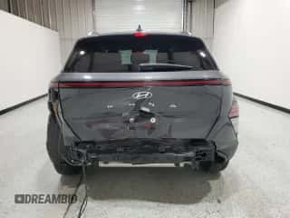 2025 Hyundai Kona SEL z VIN KM8HB3AB2SU236638, wystawiony jako Copart lot #90047925 z przebiegiem 17 879 mil mil oraz Czysty tytuł • Clean title. Historia ofert i sprzedaży dostępna na DreamBid. Obrazek 6.