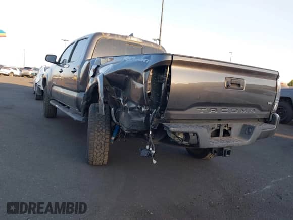 2017 Toyota Tacoma SR5 z VIN 3TMBZ5DNXHM006866, wystawiony jako IAAI lot #42889246 z przebiegiem 128 580 mil mil oraz . Historia ofert i sprzedaży dostępna na DreamBid. Obrazek 6.