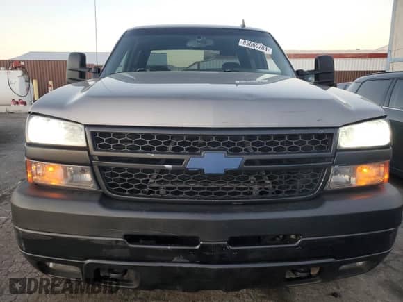 2006 Chevrolet Silverado 3500 SRW LT with VIN 1GCHK33296F137200, listed as a Copart auction lot 85065784 with 302,668 mi miles and Salvage title. Bid and sale history available at DreamBid. Image 5.