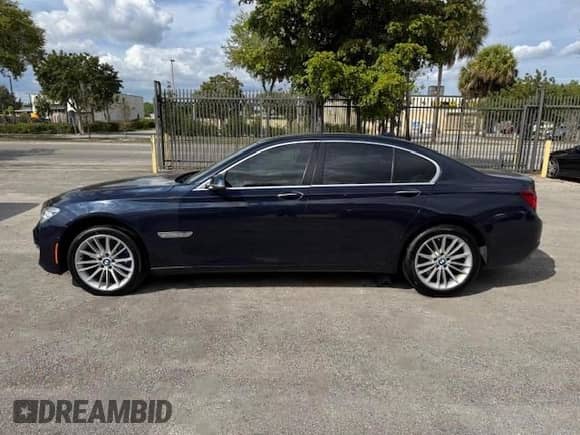2015 BMW 7 Series 750i xDrive с VIN WBAYB6C5XFD965910, выставлен на аукционе Copart как лот 55407895 с пробегом 173 486 миль миль и Списание • Salvage title. История ставок и продаж доступна на DreamBid. Изображение 12.